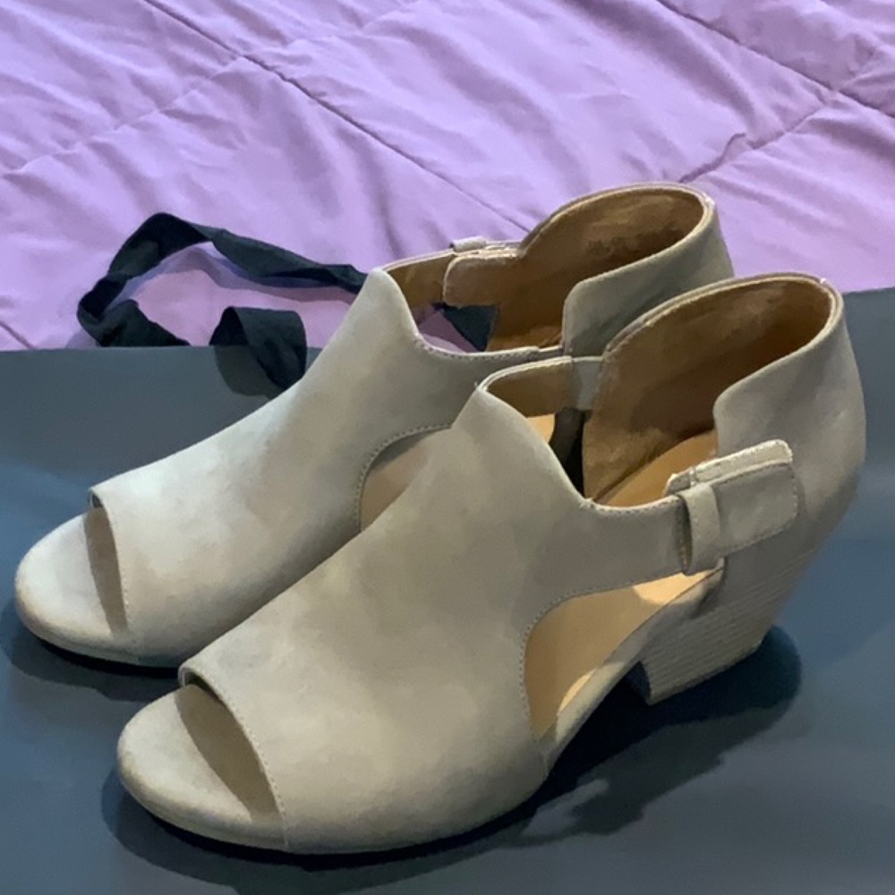 Naturalizer Light Gray Suede Peep-Toe Block Heel Sandals